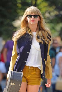 TAYLOR SWIFT in Short Shorts